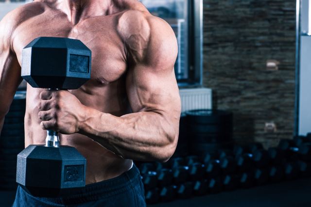  homme dans la salle de gym